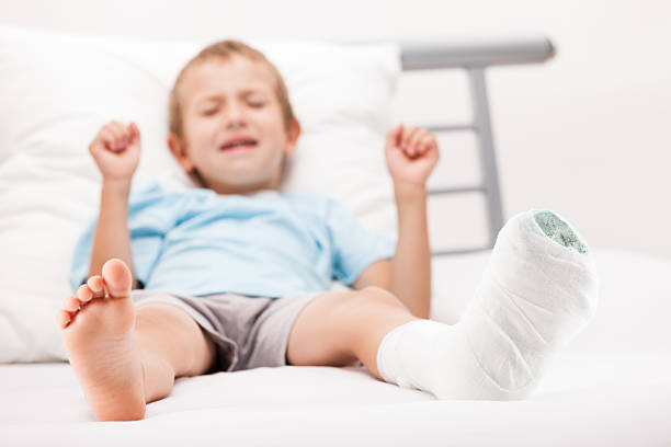 istock Child leg heel fracture or broken foot bone plaster bandage 510511549