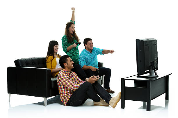 gruppe von freunden spielen videospiel & jubeln - gamer watching tv adult couple stock-fotos und bilder