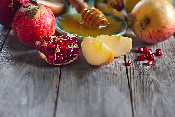 granada, manzanas y miel de fondo - rosh hashanah fotografías e imágenes de stock