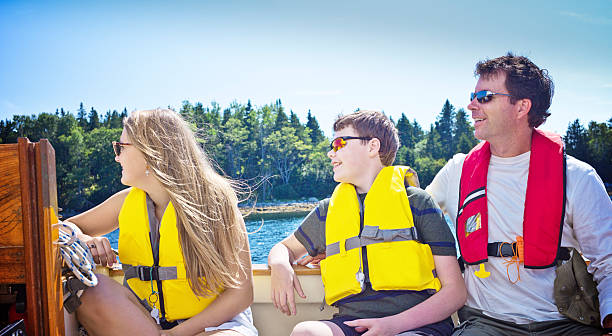 padre e adolescente bambini vela su mahone bay, nova scotia - mahone bay foto e immagini stock