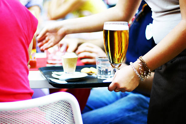 pijąc piwo w kawiarni w rzymie - serving drink beer garden beer glass zdjęcia i obrazy z banku zdjęć