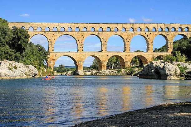 ponte gard, sul da frança - aqueduct languedoc rousillon ancient rome stability imagens e fotografias de stock