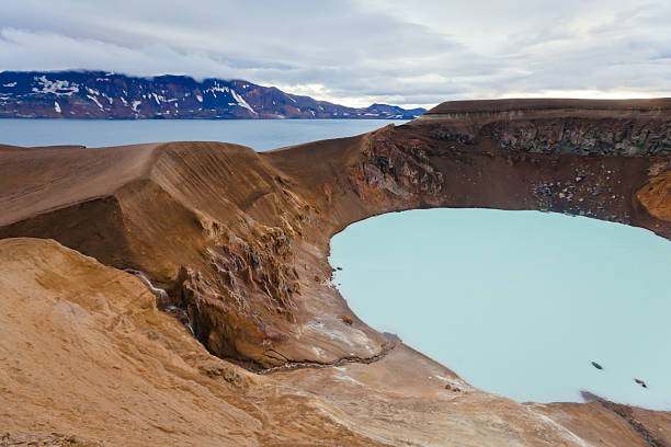 famoso islandês cratera vulcão askja no verão - grímsvötn imagens e fotografias de stock