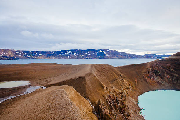 famoso islandês cratera do vulcão askja no verão - grímsvötn - fotografias e filmes do acervo