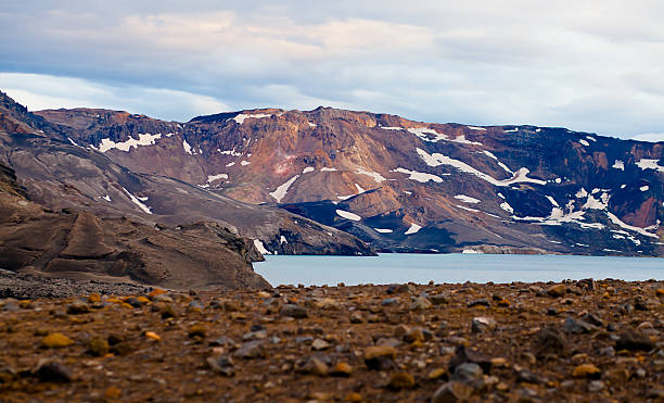 famoso islandese cratere di vulcano askja in estate - iceland hot spring geothermal power station geyser foto e immagini stock