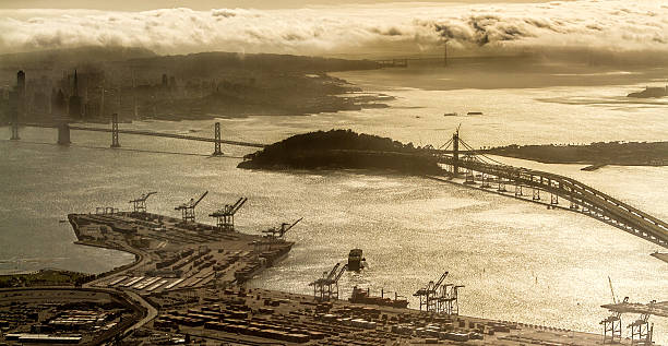 in aria sulla baia - golden gate bridge bridge san francisco county summer foto e immagini stock