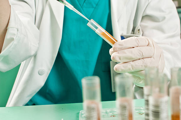 urine test - scientist research test tube lab coat photos et images de collection