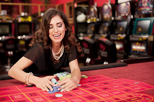 стокові фото, фото роялті-фрі та зображення на тему молода жінка перемагає в американській грі в рулетку - casino
