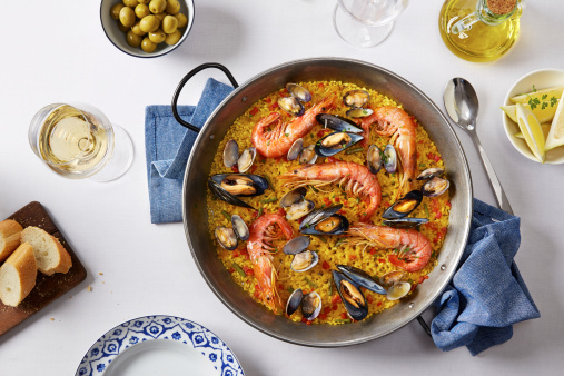 Típico de pescados y mariscos paella española photo