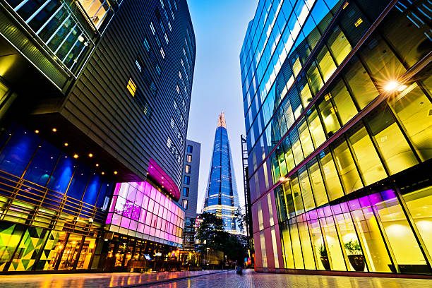 el fragmento de en el centro de la ciudad de londres al atardecer - the shard london england architecture travel destinations fotografías e imágenes de stock