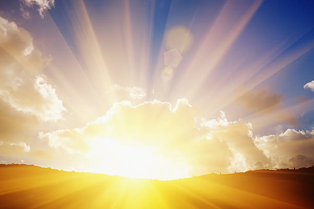 太陽の光線の雲をドラマチックに広がる地平線まで - stormy sunrise ストックフォトと画像
