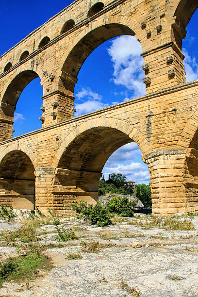 ponte gard, sul da frança - aqueduct languedoc rousillon ancient rome stability imagens e fotografias de stock