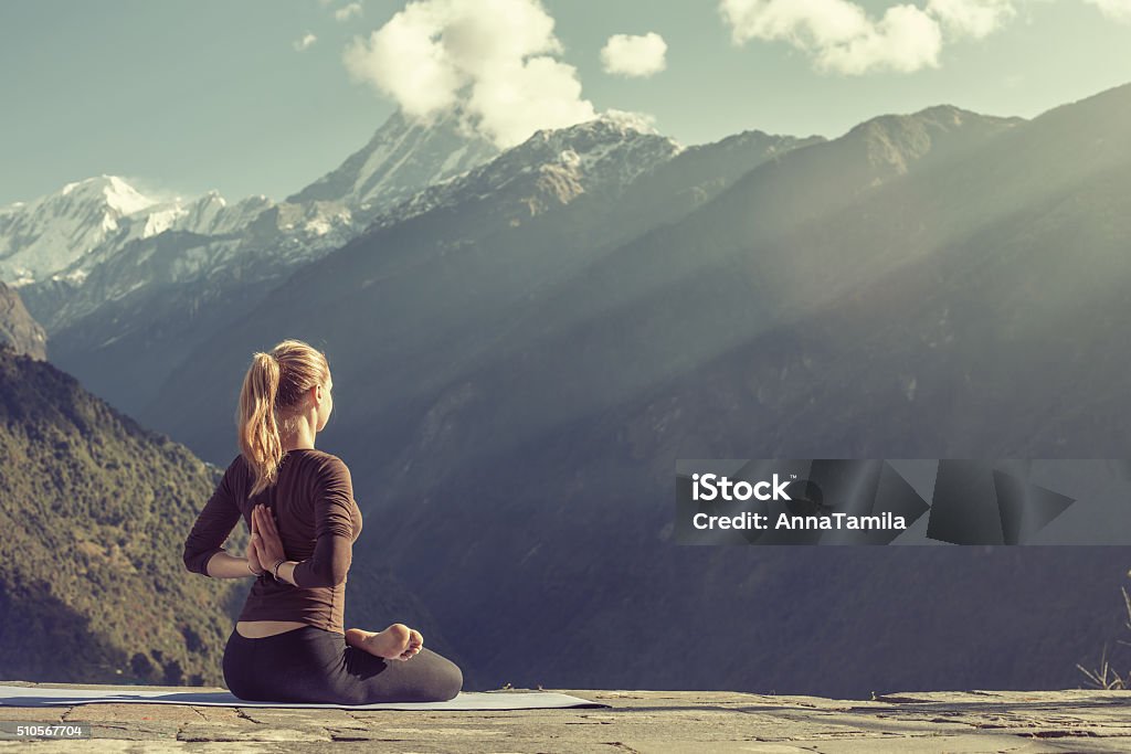 Chica joven haciendo ejercicio de Yoga ejercicio al aire libre - Foto de stock de Yoga libre de derechos