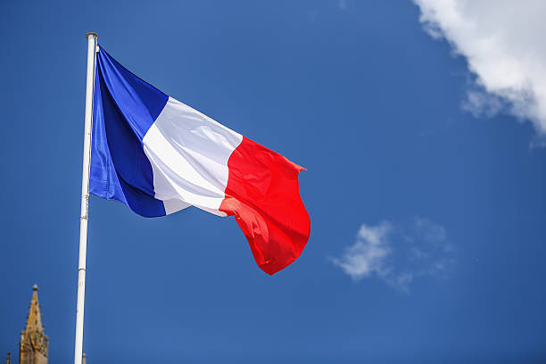 フランスの国旗アゲインストブルークラウディスカイます。 - european culture europe national flag flag ストックフォトと画像