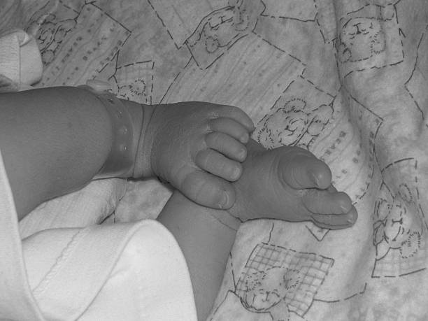 детские ножки в черно-белый - human foot baby black and white newborn стоковые фото и изображения