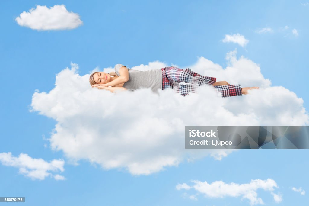 Escena de tranquilidad de una mujer durmiendo en nube - Foto de stock de Dormir libre de derechos