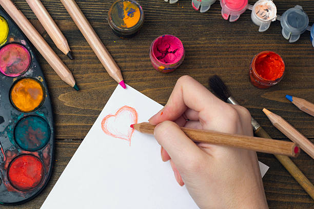 늙음 페인트, 연필, 손 중단점에 심장 - pencil colors heart shape paper 뉴스 사진 이미지