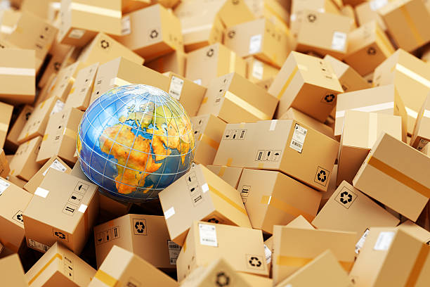 almacén de distribución, paquete de envío internacional, global concepto de transporte de carga - global shipping fotografías e imágenes de stock