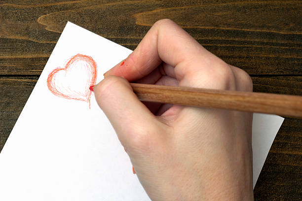 손 중단점에 연필 종이에 - pencil colors heart shape paper 뉴스 사진 이미지
