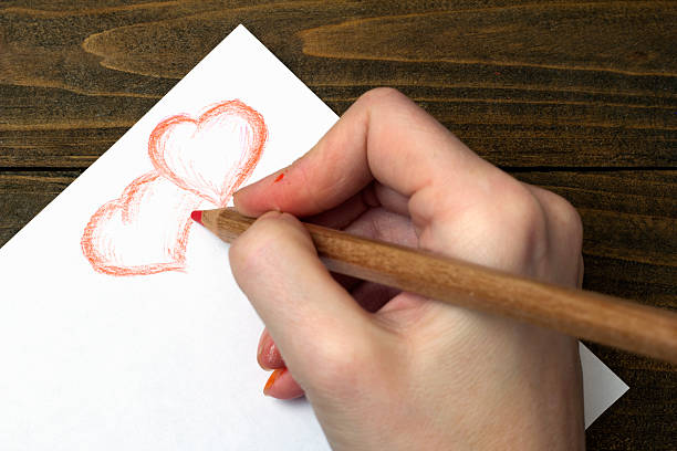 손 중단점에 하트 연필 두 - pencil colors heart shape paper 뉴스 사진 이미지