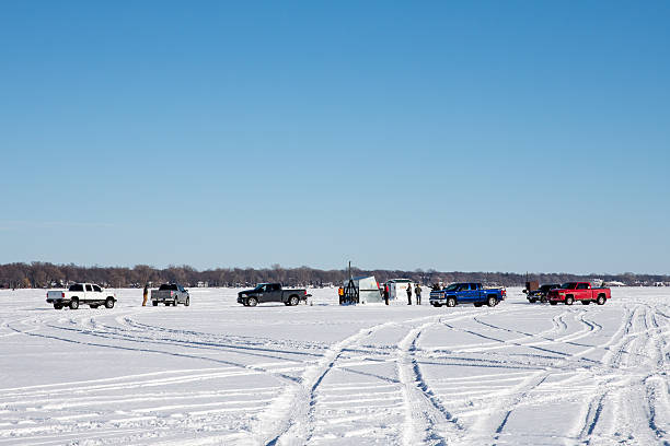 los pescadores reunión en un lago congelado - winnebago fotografías e imágenes de stock