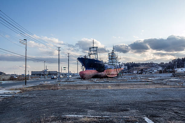 maremoto terremoto do japão 2011 kesenuma navio kyotokumaru - ishinomaki - fotografias e filmes do acervo