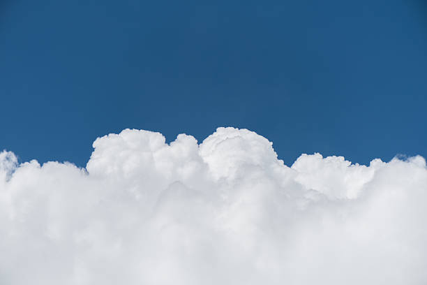 nuage blanc avec un ciel bleu en arrière-plan - cumulus cloud condensation sky blue photos et images de collection