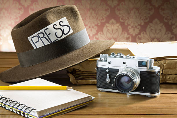 vintage repórter fedora chapéu câmara - typewriter journalist newspaper obsolete imagens e fotografias de stock