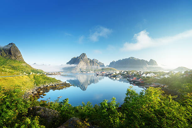 reine ヴィラージュ、lofoten 諸島,ノルウェー - norway fjord lofoten red ストックフォトと画像