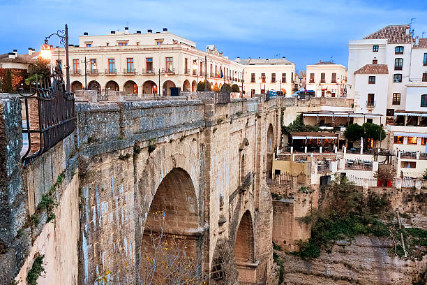 alte brücke in der stadt der ronda in andalusien, spanien - puenta nueva stock-fotos und bilder