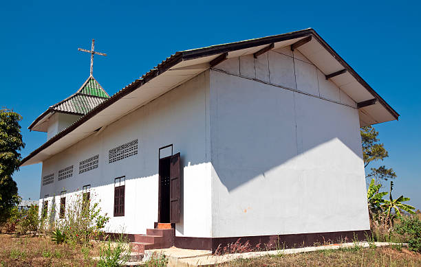 igreja protestante, na província de mae hong son, norte da tailândia - mae hong son province - fotografias e filmes do acervo