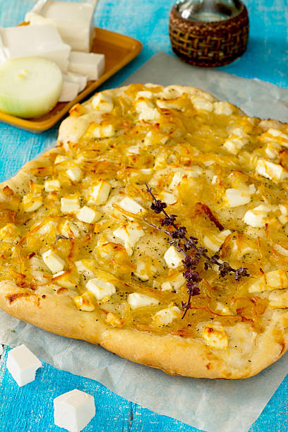 フォカッチャ、チーズ、カラメルオニオン添えた木製テーブル - onion caramel appetizer bread ストックフォトと画像