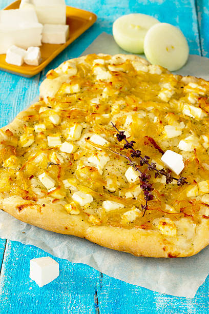 tipo piza italiana com queijo e cebola caramelizado, selectivo f - onion caramel appetizer bread imagens e fotografias de stock
