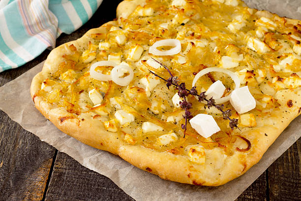 tipo piza com queijo, pão italiana na mesa de madeira - onion caramel appetizer bread imagens e fotografias de stock