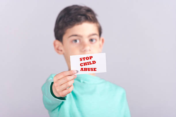 parada conceito de abuso - stop child stop sign child abuse - fotografias e filmes do acervo