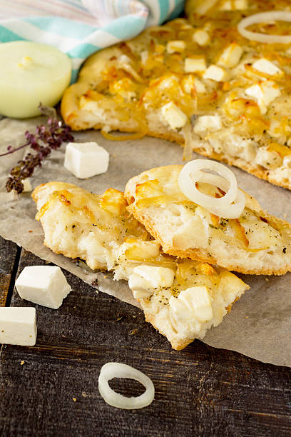 のフォカッチャ、チーズ、パンをイタリア木製テーブル - onion caramel appetizer bread ストックフォトと画像