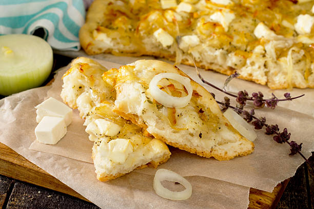 tipo piza com queijo, pão italiana na mesa de madeira - onion caramel appetizer bread imagens e fotografias de stock