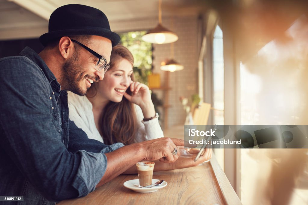 Couple à l'aide d'une tablette numérique dans un café - Photo de Amitié libre de droits