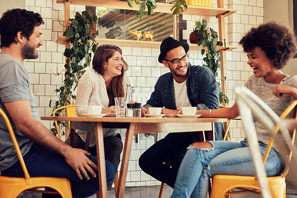 amis passer un bon moment au café - amitié photos et images de collection