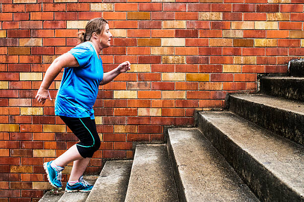 mujer subir escaleras - staircase running moving up jogging fotografías e imágenes de stock