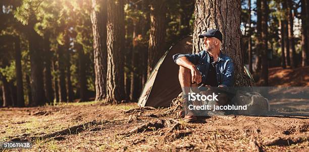 Älterer Mann An Einem Campingplatz Stockfoto und mehr Bilder von Männer - Männer, Wandern, Camping