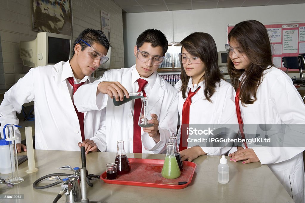 고등학교 학생들이 과학 실험에서 수행 실험실에 대한 스톡 사진 및 기타 이미지 - 실험실, 십대, 중고등학생 - Istock