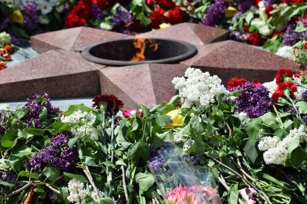 istock Eternal flame with flowers assigned to it 510612968