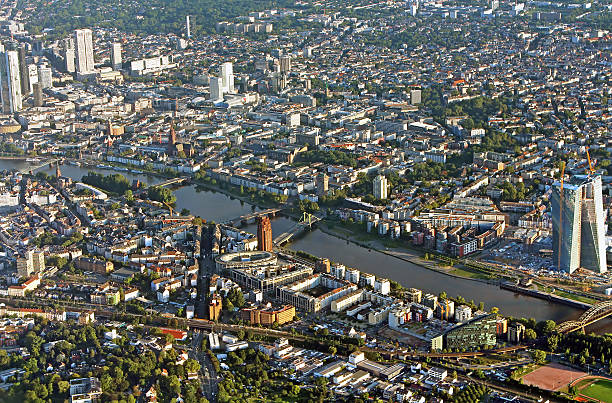 vista panorâmica para o horizonte de frankfurt, alemanha do avião - messeturn tower - fotografias e filmes do acervo
