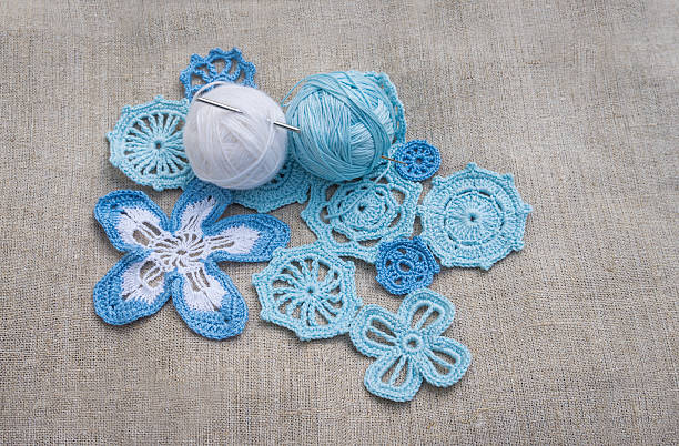 baumwollgarnen und irische spitze - cotton ball blue cotton crochet stock-fotos und bilder