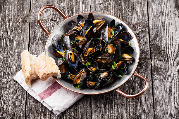 istock Mussels and French Baguette 510614339