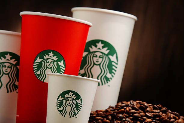 構図、starbucks （スターバックス）コーヒーと豆 - starbucks coffee drink coffee cup ストックフォトと画像