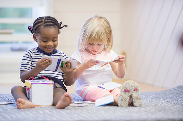 istock Looking at Picture Books 510616008