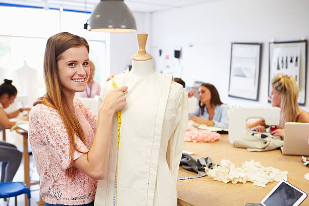 estudiantes universitarios estudiando la moda y el diseño - sewing women tailor teenage girls fotografías e imágenes de stock
