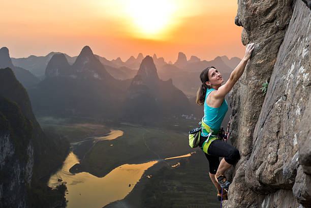 arrampicata su roccia in cina - climbing mountain climbing rock climbing women foto e immagini stock